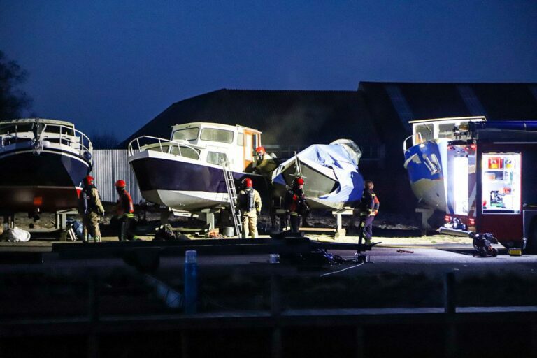 Brandweer blust brand in boot bij Jachtreparatiebedrijf in Winsum