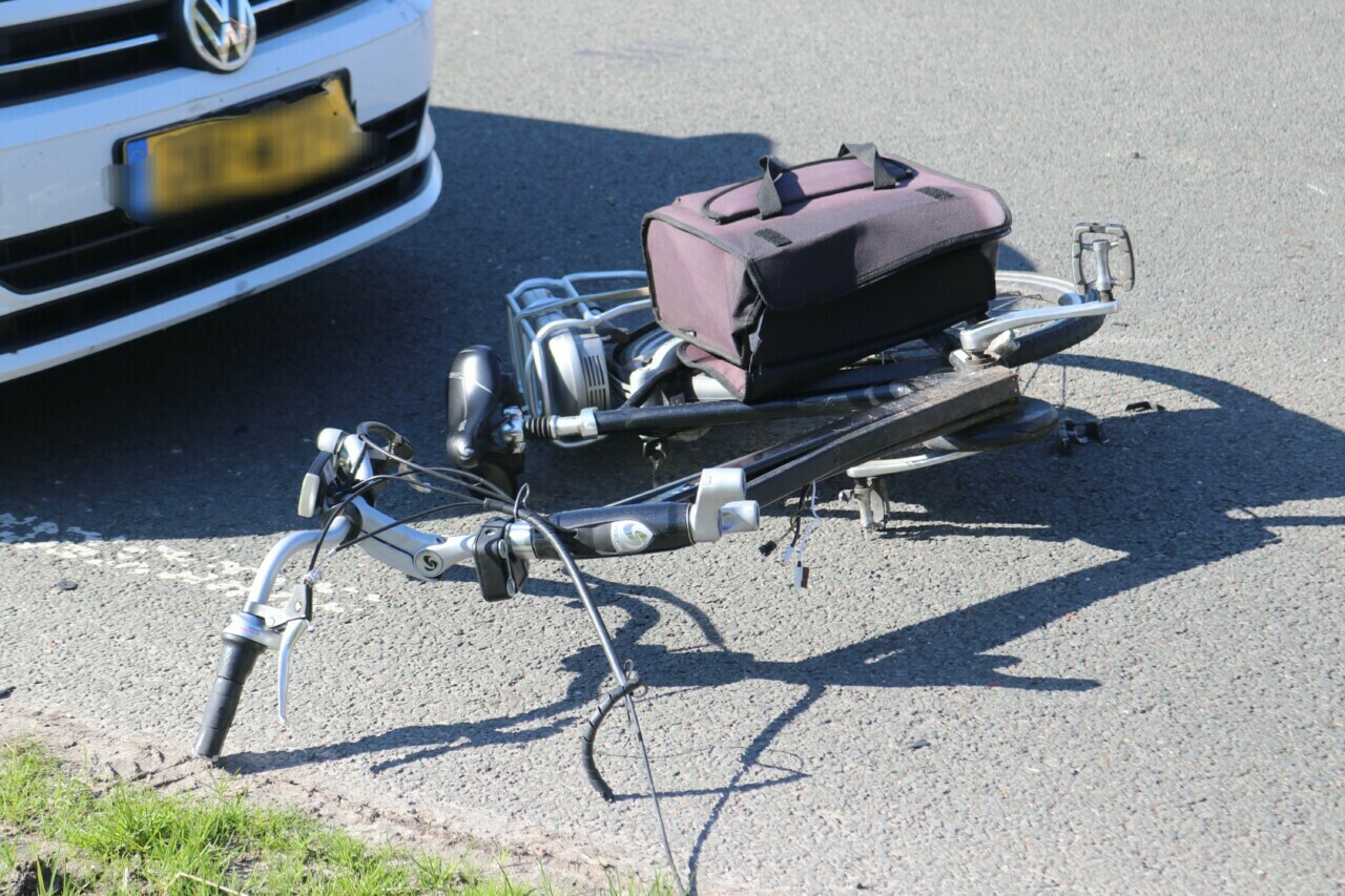 Fietsster gewond na aanrijding met auto in Finsterwolde