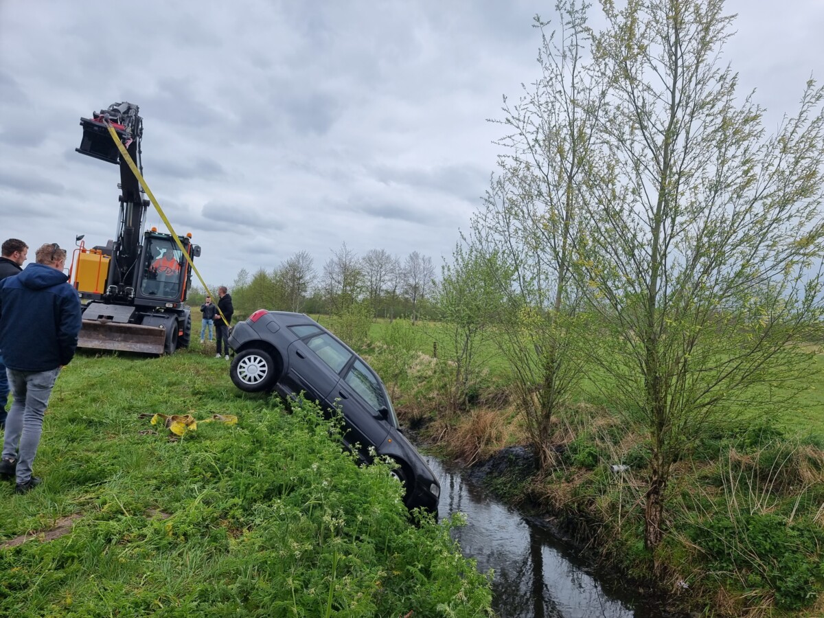 Automobilist vliegt uit de bocht bij De Westereen