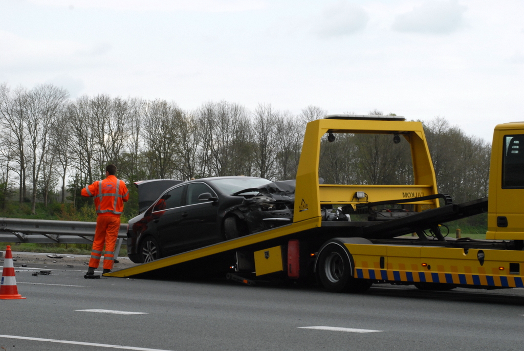 Auto botst tegen vangrail op A7 bij Marum