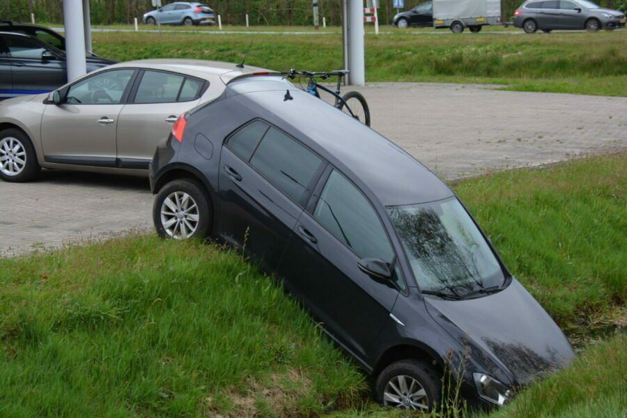 Auto belandt in sloot bij politiebureau in Assen