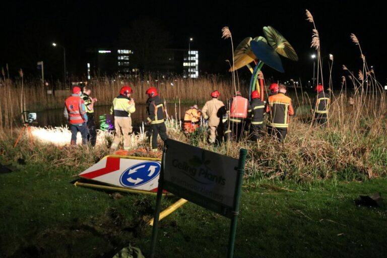 Automobilist slingert over weg en eindigt in vijver in Veendam