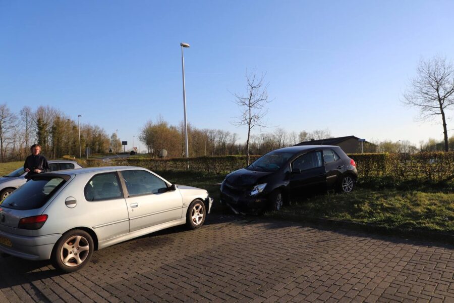 Auto vliegt uit de bocht bij Garyp