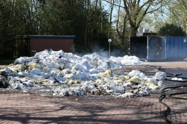 Brand in papiercontainer lastig te blussen in Heerenveen