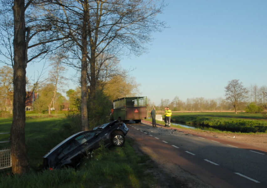Auto in botsing met trekker in Opende