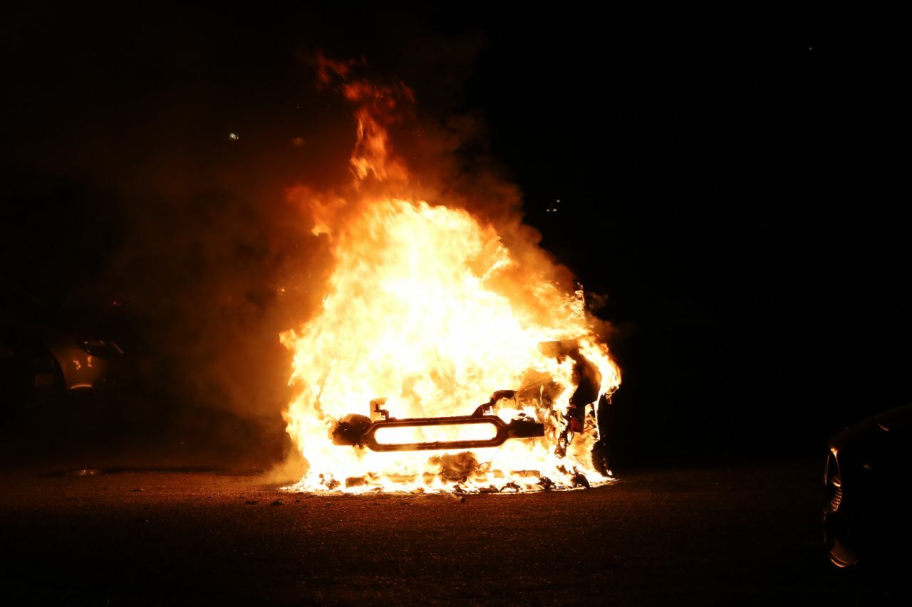 Auto volledig uitgebrand in Hoogeveen