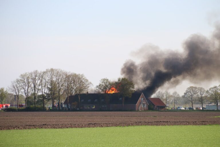 Grote uitslaande brand bij hotel Het Witte Veen in Witteveen (video)