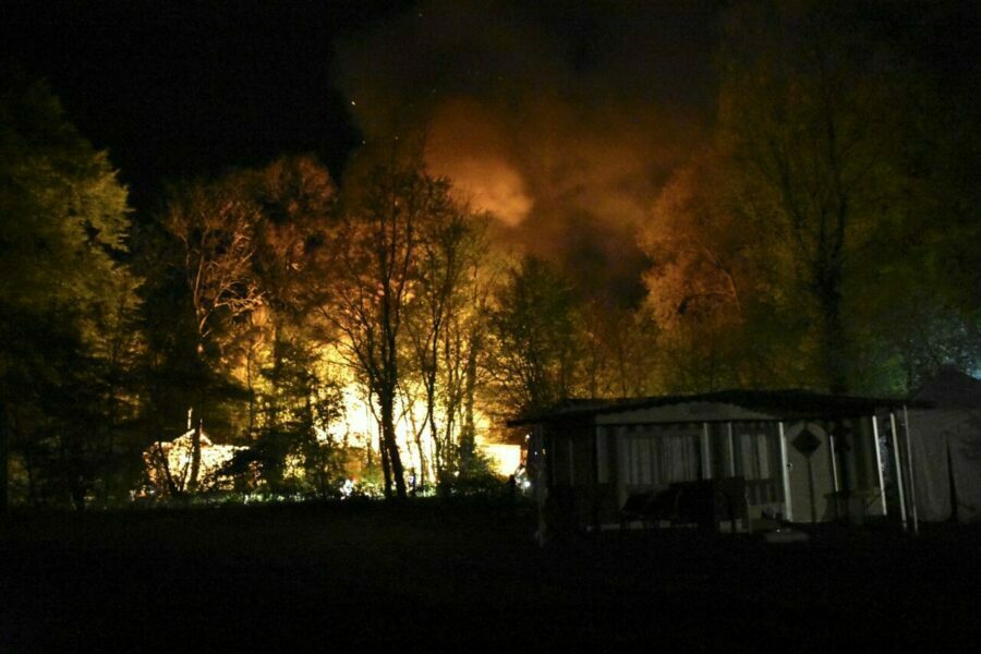 Chalet verwoest door brand op camping in Leek (video)