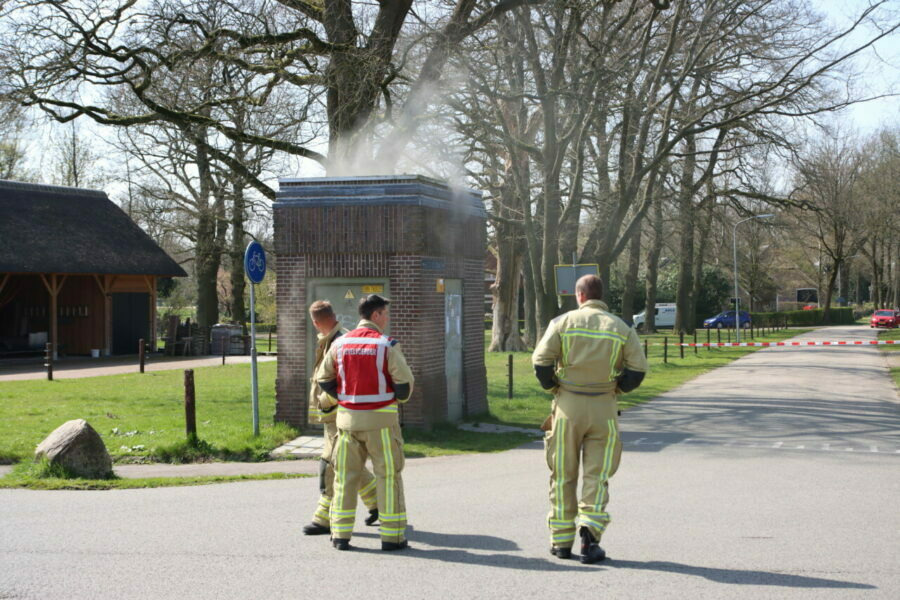 Brand in transformatorhuisje in Emmen; moeilijk te bestrijden door stroom (Video)