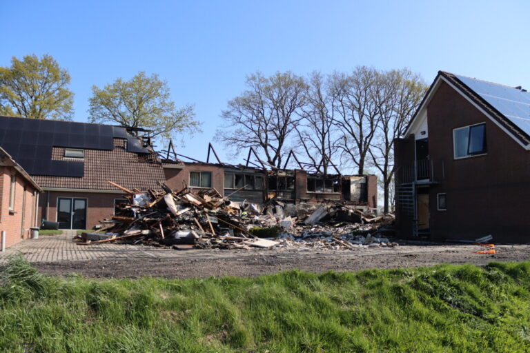 Schade bij daglicht groot na brand in Witteveen (video)