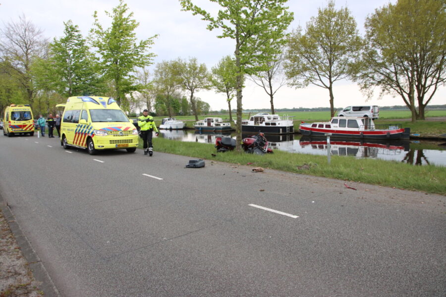 Omstanders redden aangereden motorrijder uit vaart bij Nieuw-Amsterdam