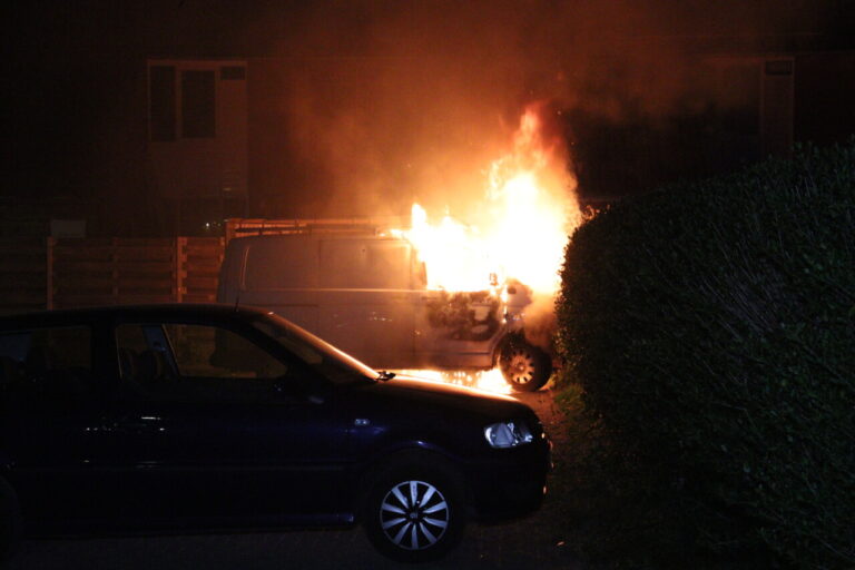 Busje verwoest door brand in Assen
