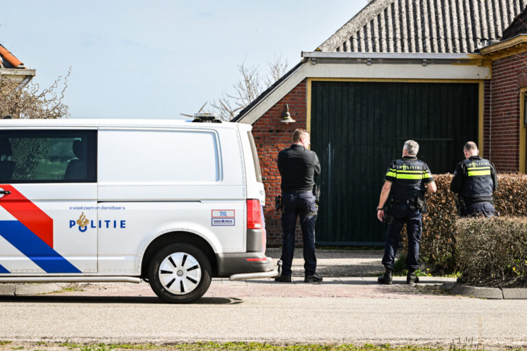 Woning overvallen aan Sietse Veldstraweg in Den Ham; verdacht(en) mogelijk gevlucht in goudkleurig voertuig