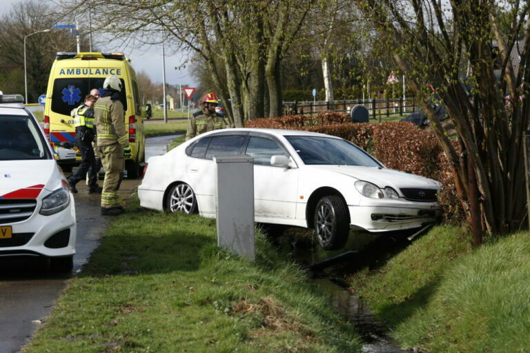 Automobilist raakt van de weg bij Erica, brandweer ingezet