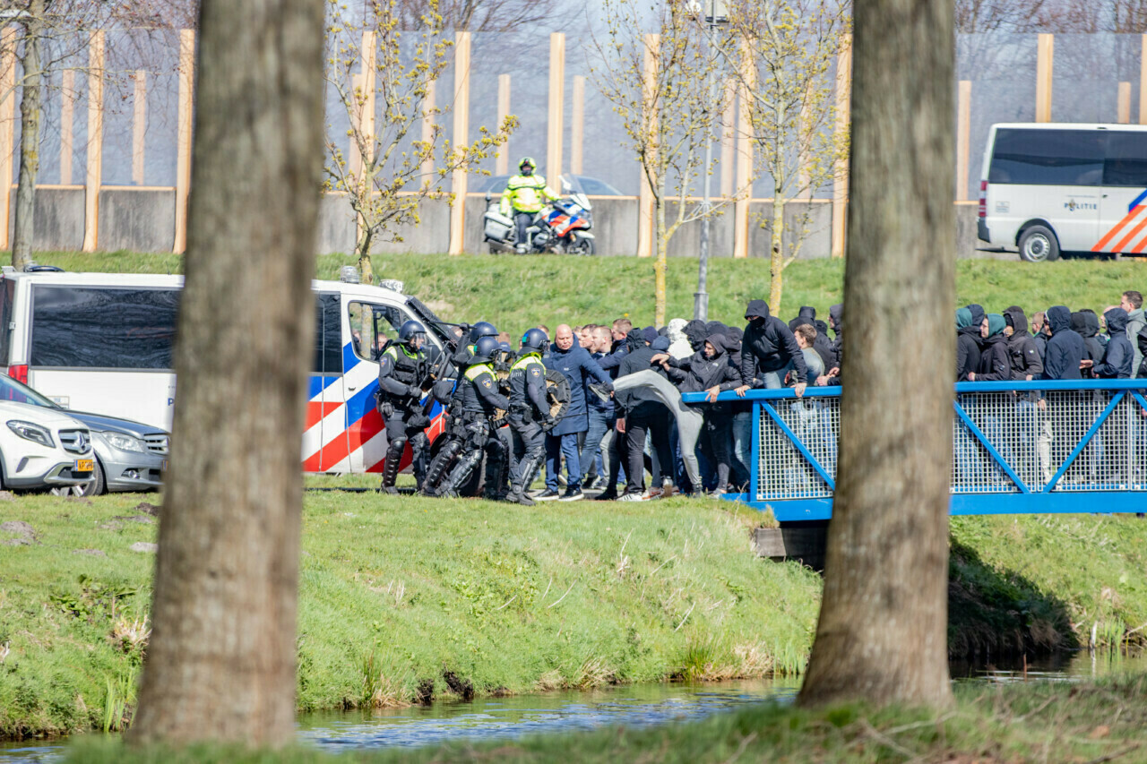 Twee agenten gewond na rellen rondom SC Heerenveen – FC Groningen