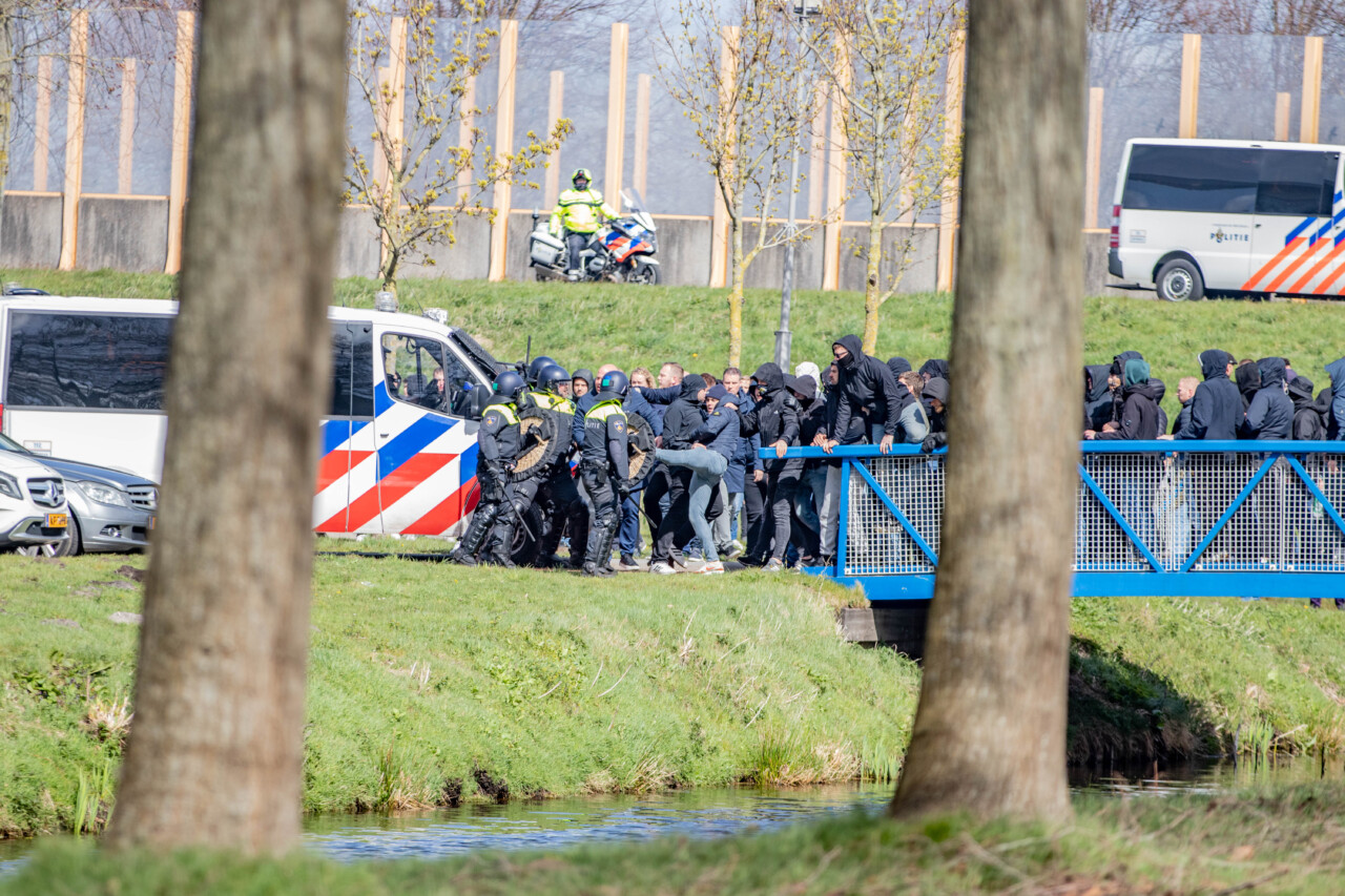 Werkstraf geëist voor geweld tegen politieagenten en politiepaard na voetbalwedstrijd Heerenveen-Groningen