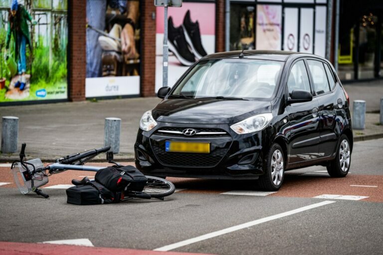 Botsing tussen auto en fietsster in Hoogezand; fietsster naar ziekenhuis