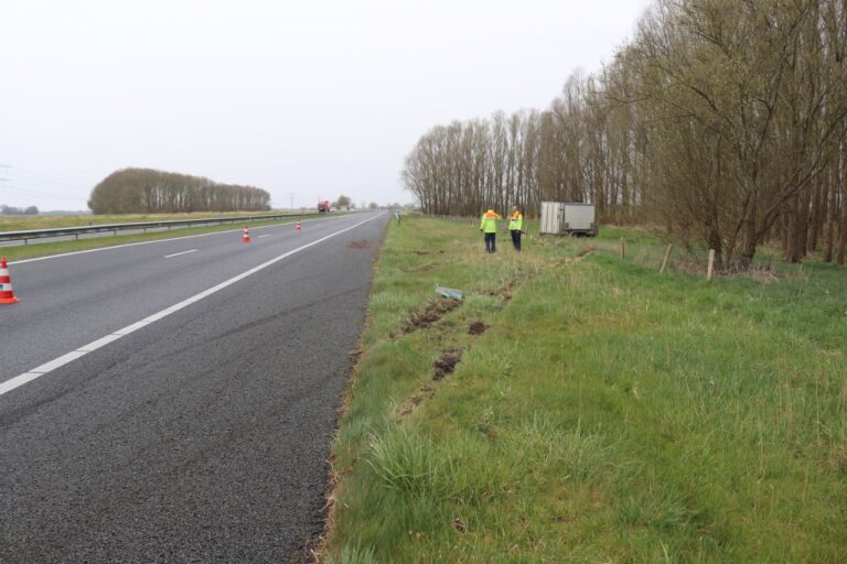 Automobilist verliest aanhanger op A7 bij Beerta