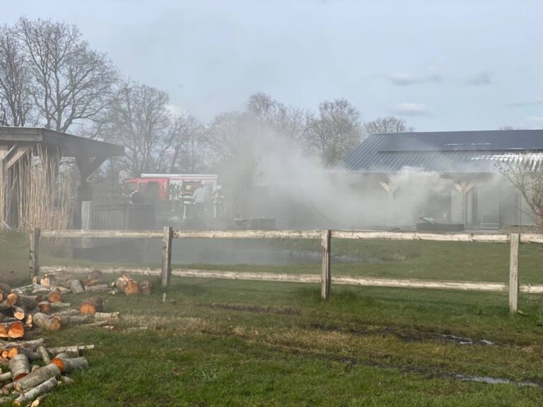 Brand in schuur zorgt voor veel rookontwikkeling in Boelenslaan
