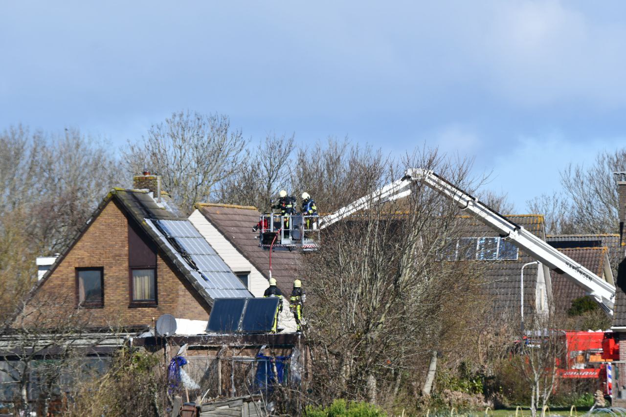 Brand in zonnepanelen op dak van woning in Kimswerd