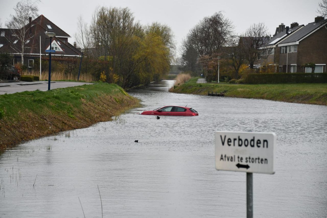 Auto belandt in vijver in Franeker