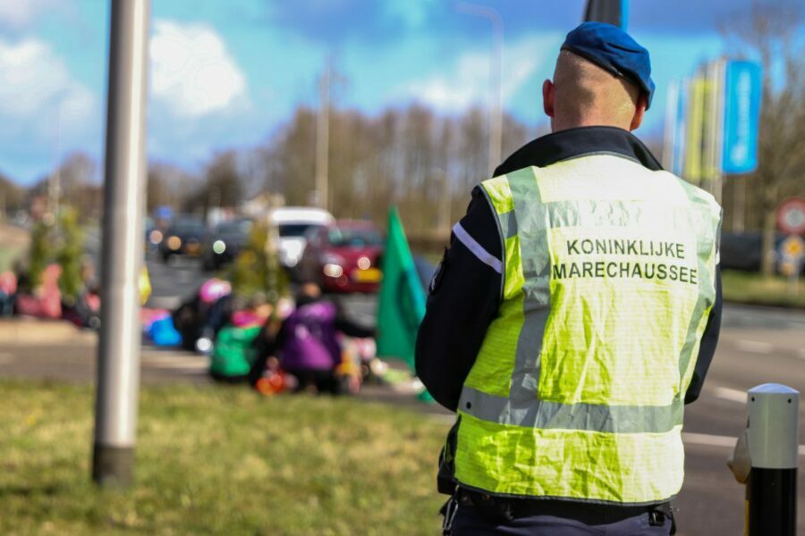 Extinction Rebellion al uren vastgeketend voor ingang vliegbasis Leeuwarden (Video)
