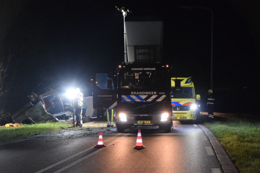 Automobilist gewond nadat bestelbus op de kop terecht komt bij Surhuizum