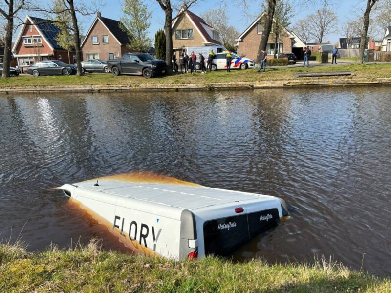 Bestelbus belandt in kanaal bij Erica