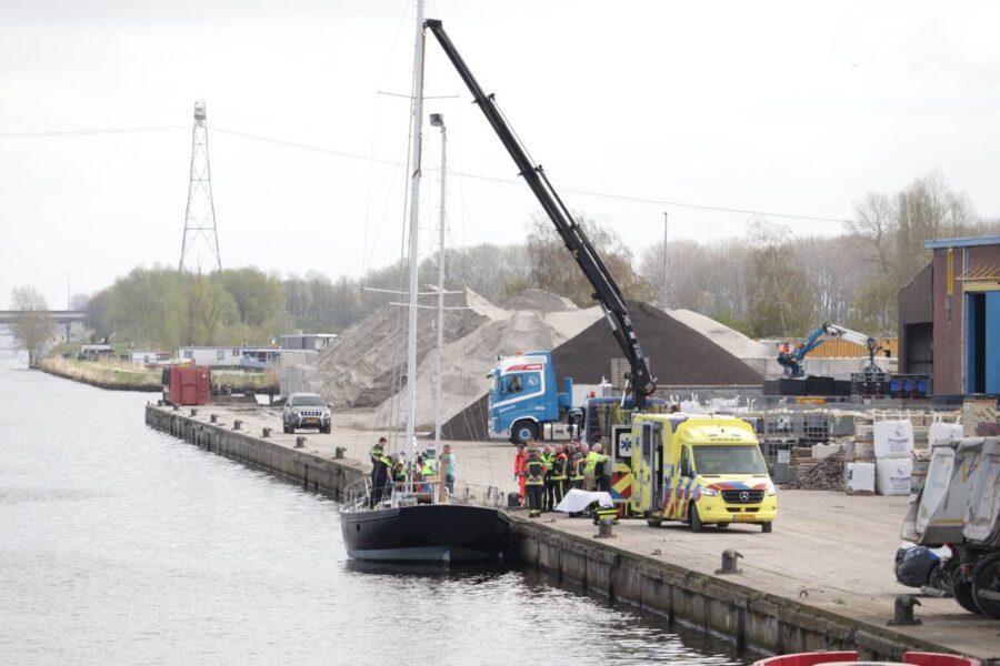 Persoon gewond na val op boot in Groningen