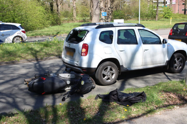 Scooterrijder botst achterop auto in Emmen