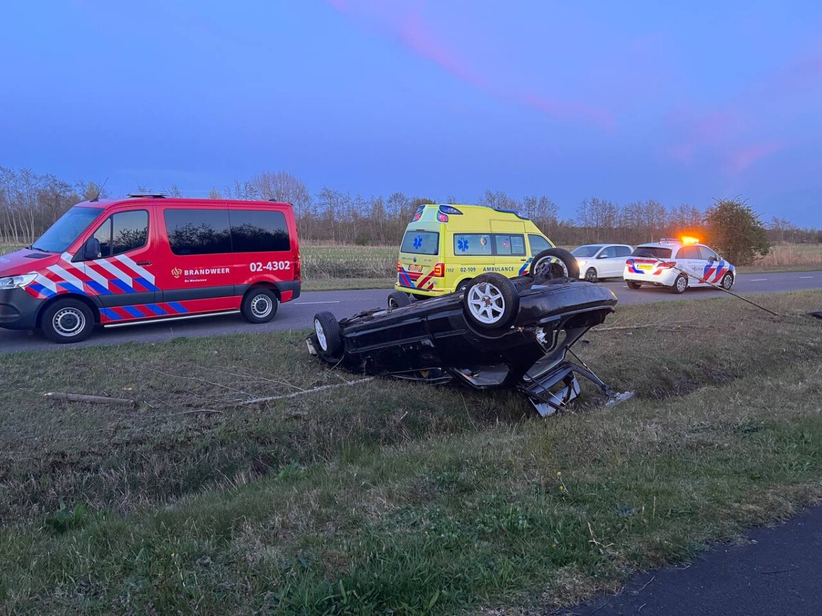 Auto belandt op dak na ongeval