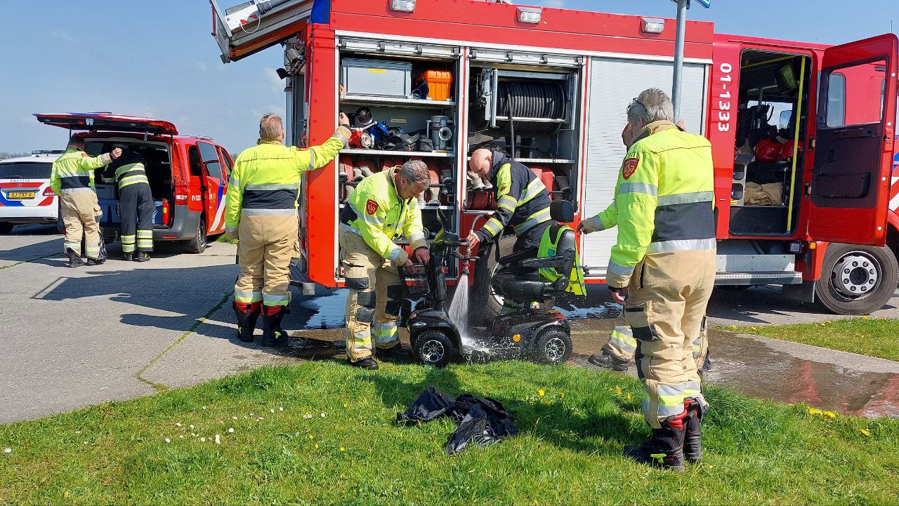 Man met scootmobiel te water in Burum