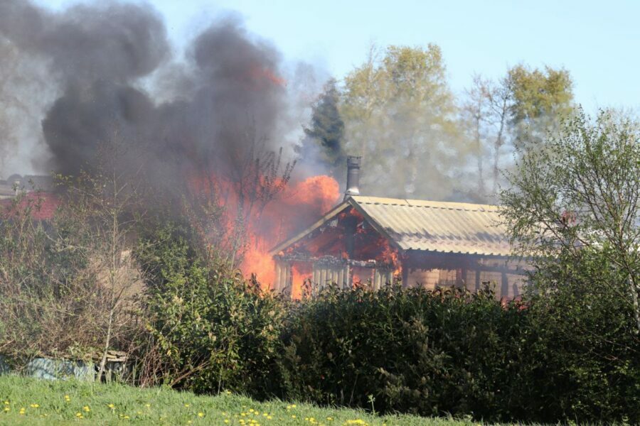 Uitslaande brand verwoest chalet op camping in Oldeouwer (video)