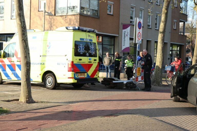 Vrouw op scooter gewond bij ongeval in Heerenveen
