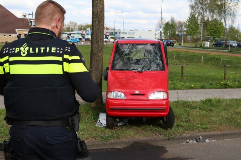 Brommobiel belandt op zijn kop in Heerenveen