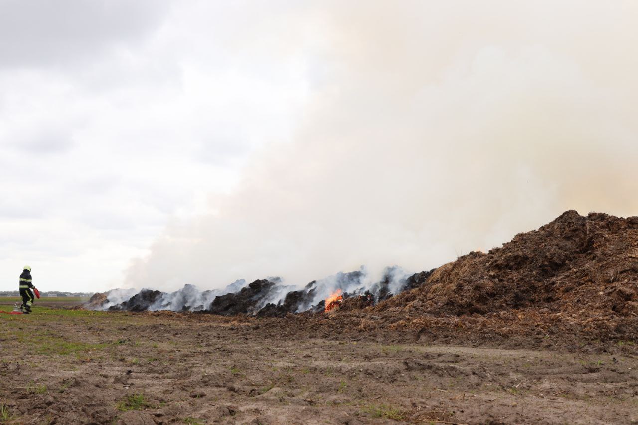 Grote bult groenafval in brand bij Boornzwaag