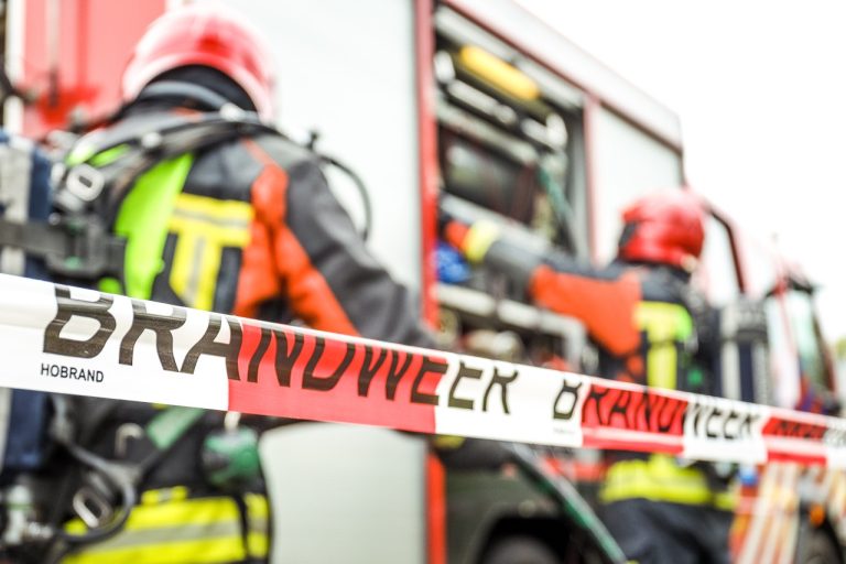 Brandweer ingezet voor stalbrand met aanwezigheid van paarden en kleinvee in Oosterwolde