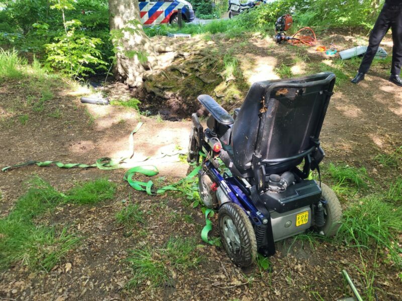 Man met elektrische rolstoel belandt in sloot in Assen