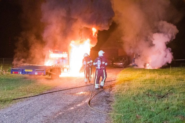 Twee auto’s gelijktijdig in brand in Appelscha