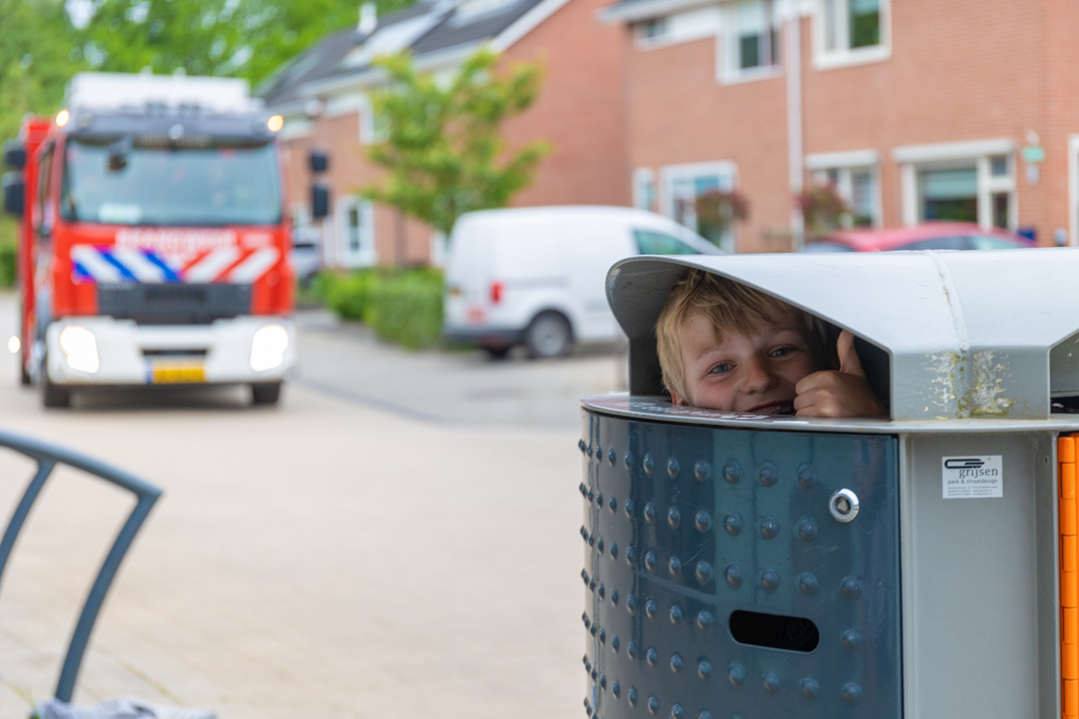 Broertje sluit broer op in prullenbak in Drachten