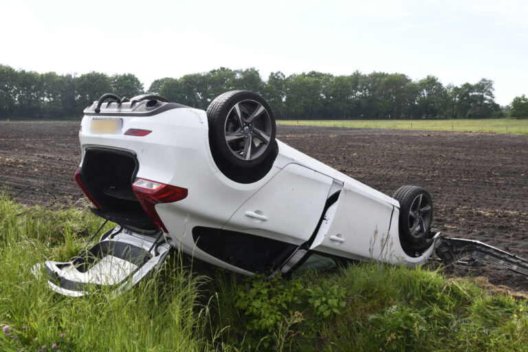 Automobilist onder invloed vliegt met auto over de kop bij Eelde