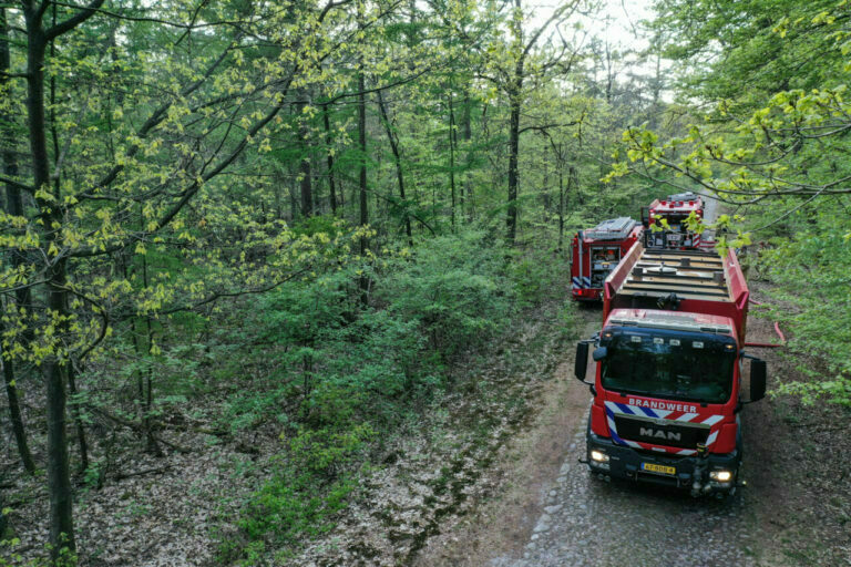 Brandweer blust natuurband in Zweeloo