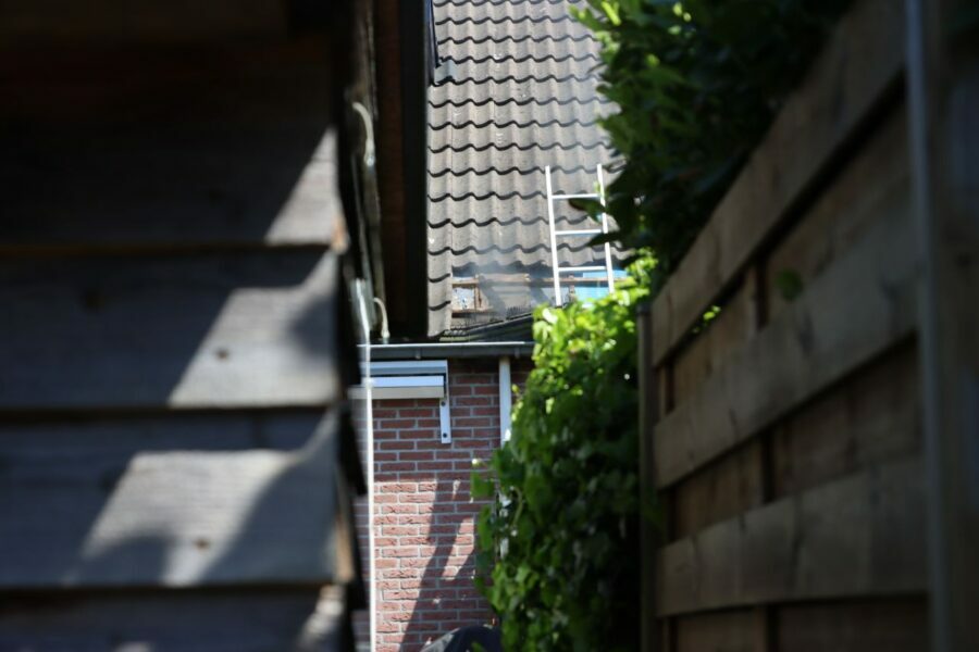 Brand in dak van woning in Emmen door onkruidbrander