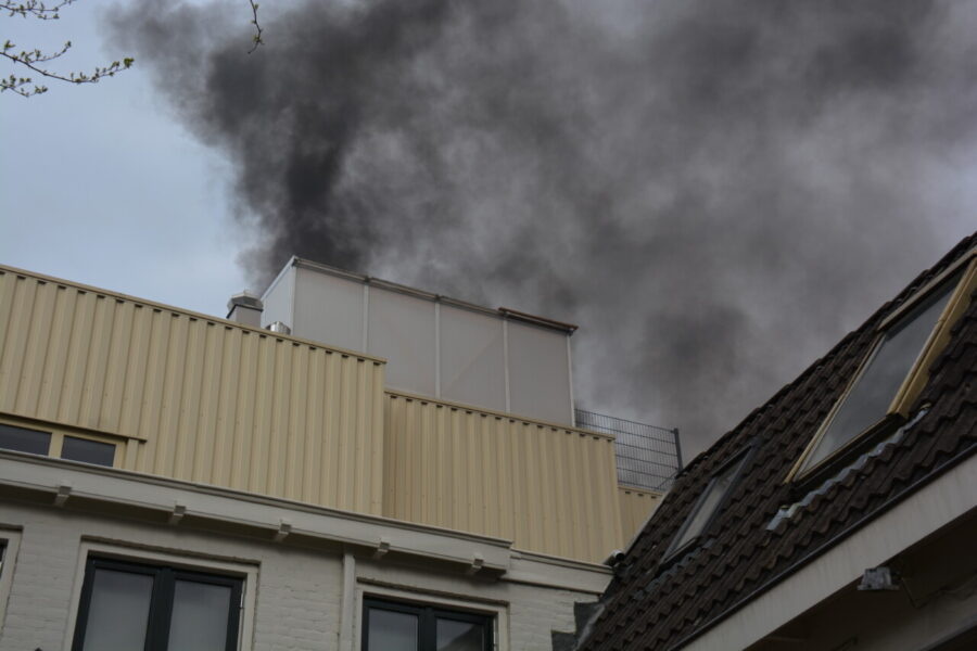 Dakbrand in centrum Assen snel onder controle
