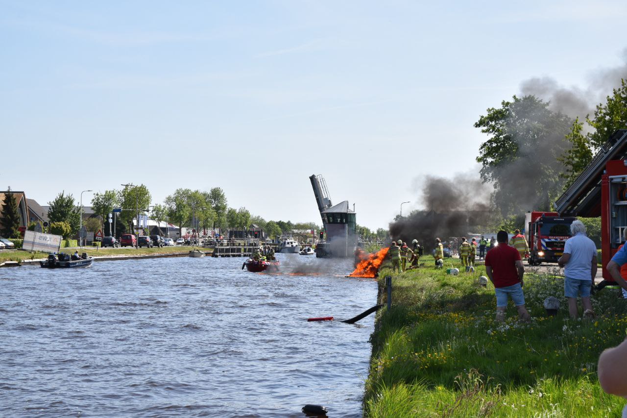 Boot in lichterlaaie langs Kanaaldijk Giethoorn