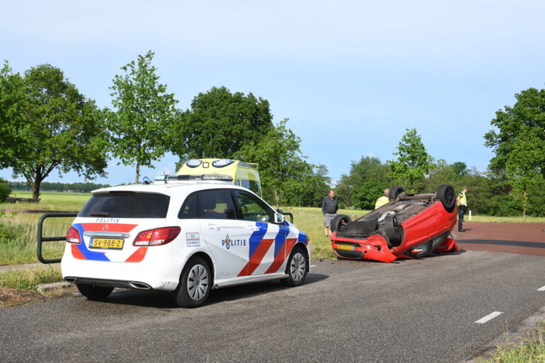 Auto vliegt over de kop in Haulerwijk