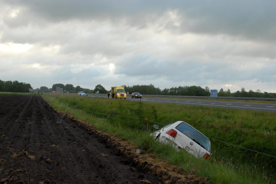 Auto belandt in sloot langs A7 bij Marum