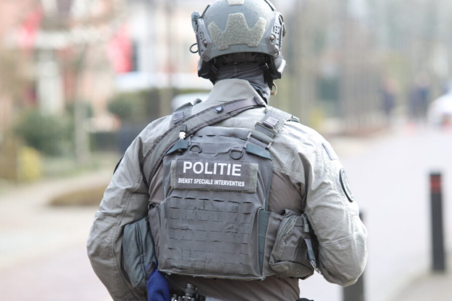 Arrestatieteam doet inval aan de Regattaweg in Groningen