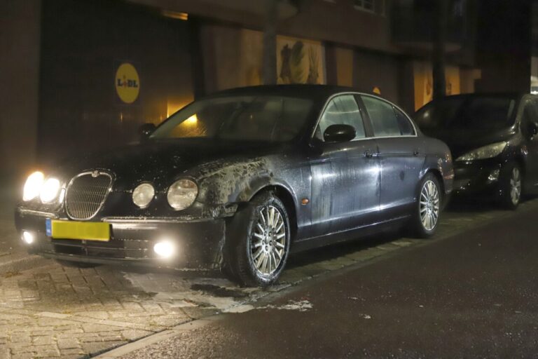 Politie blust autobrand in Hoogeveen: brandstichting bij wielkast