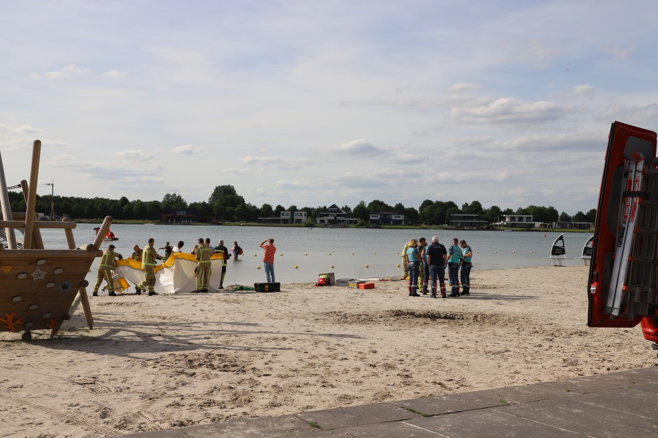 Grote zoekactie naar drenkeling bij strand in Hoogeveen (video)